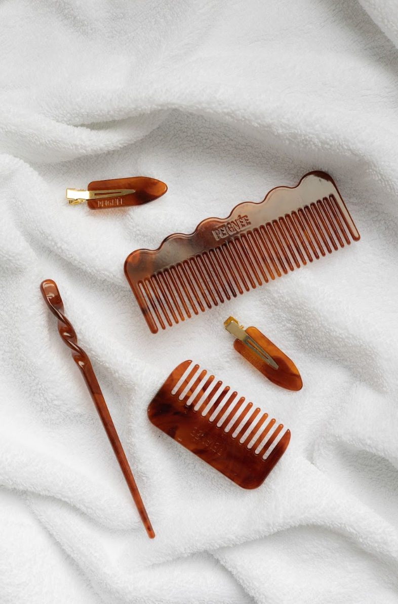 Pic Cheveux Émeraude — Peignée